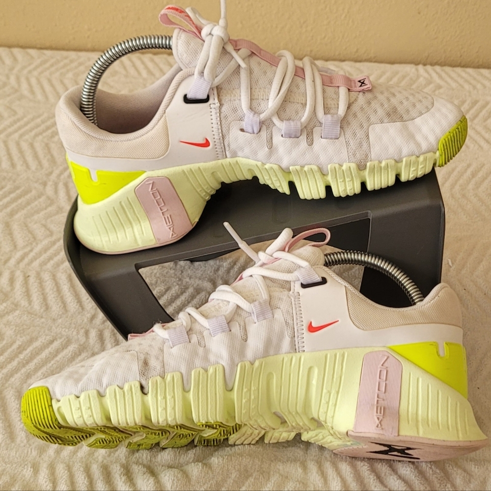 Nike Free Metcon 5 Training Shoes White Bright Crimson DV3950-104 Women's Size 8